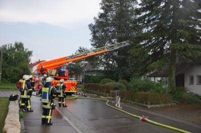 Kirchheim: Blitzschlag setzt Wohngebaeude in Brand